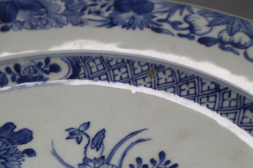 An 18th century Chinese export blue and white porcelain charger, 35cm